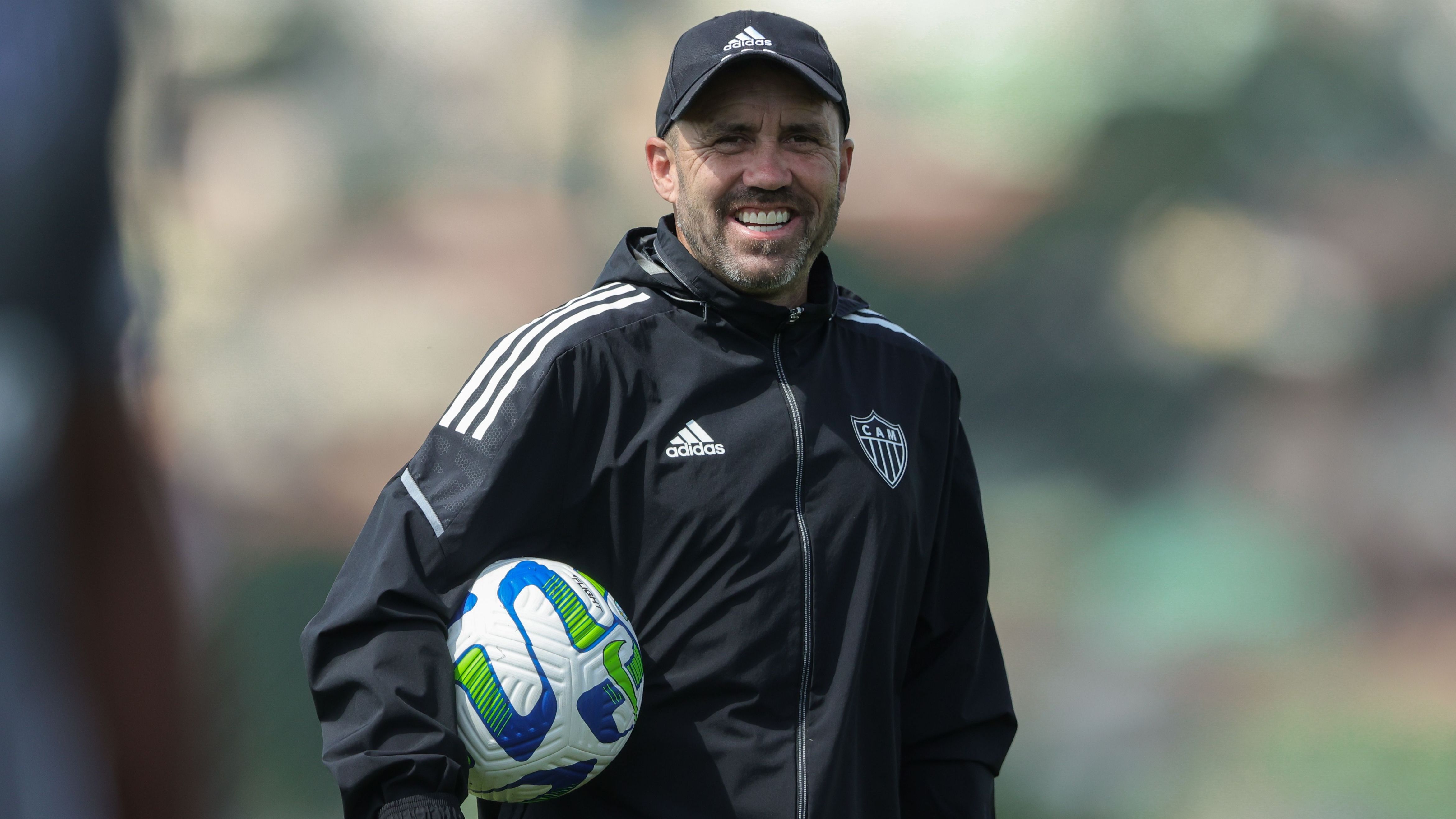Eduardo Coudet sorri em treino do Galo antes do confronto contra o Corinthians