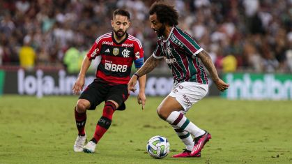 Marcelo é observado por Everton Ribeiro no Maracanã