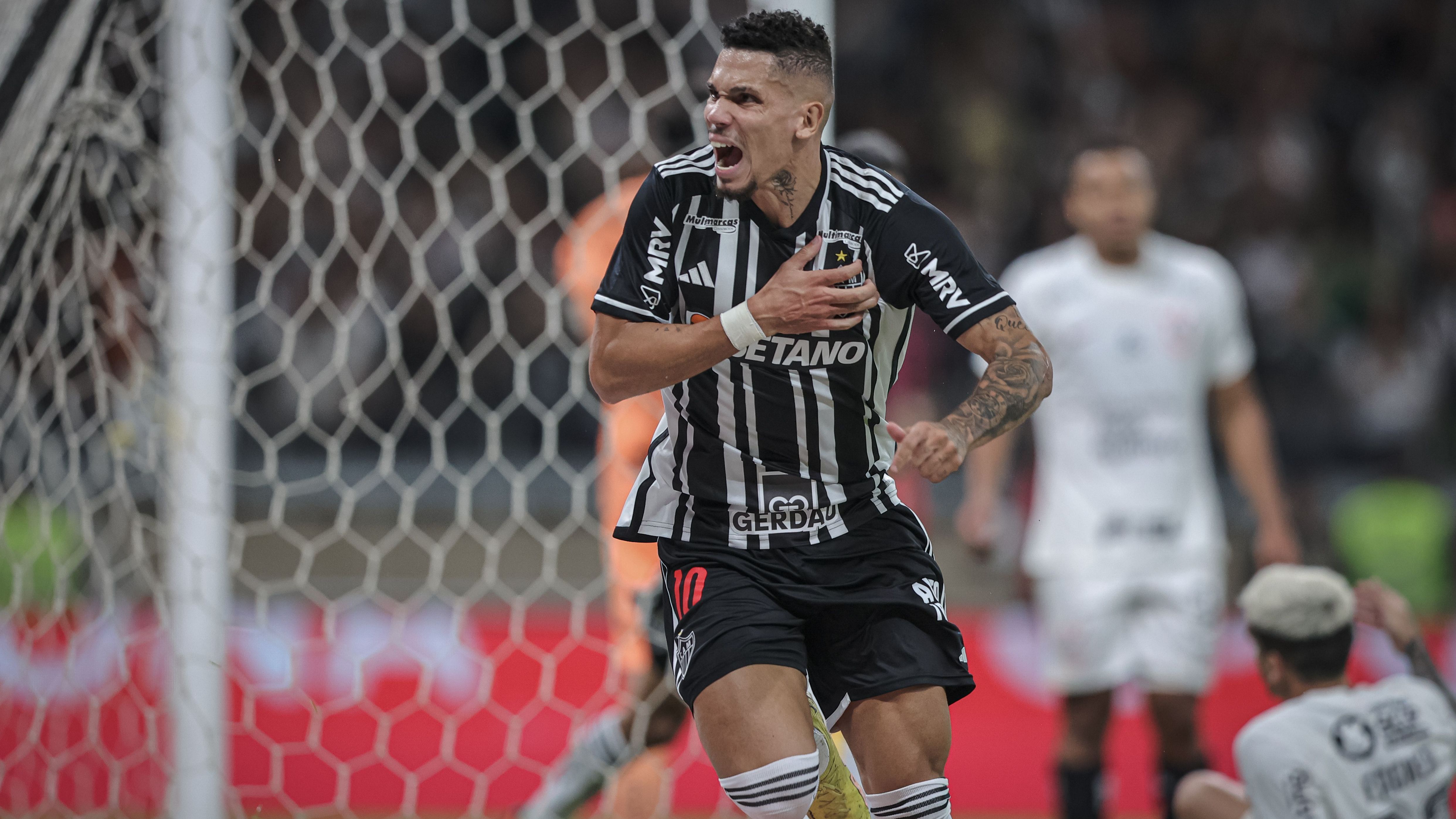 Paulinho comemora um dos gols que marcou sobre o Corinthians