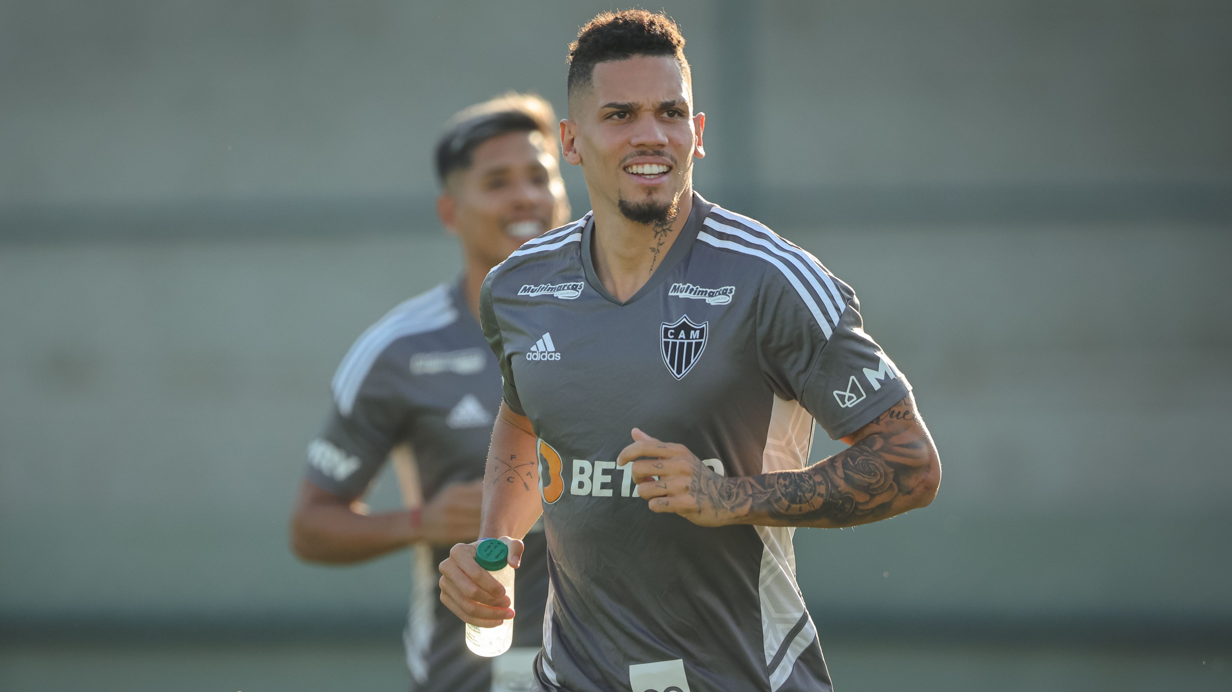 Paulinho chegou a treinar com o grupo na quinta-feira, mas não encara o Coritiba