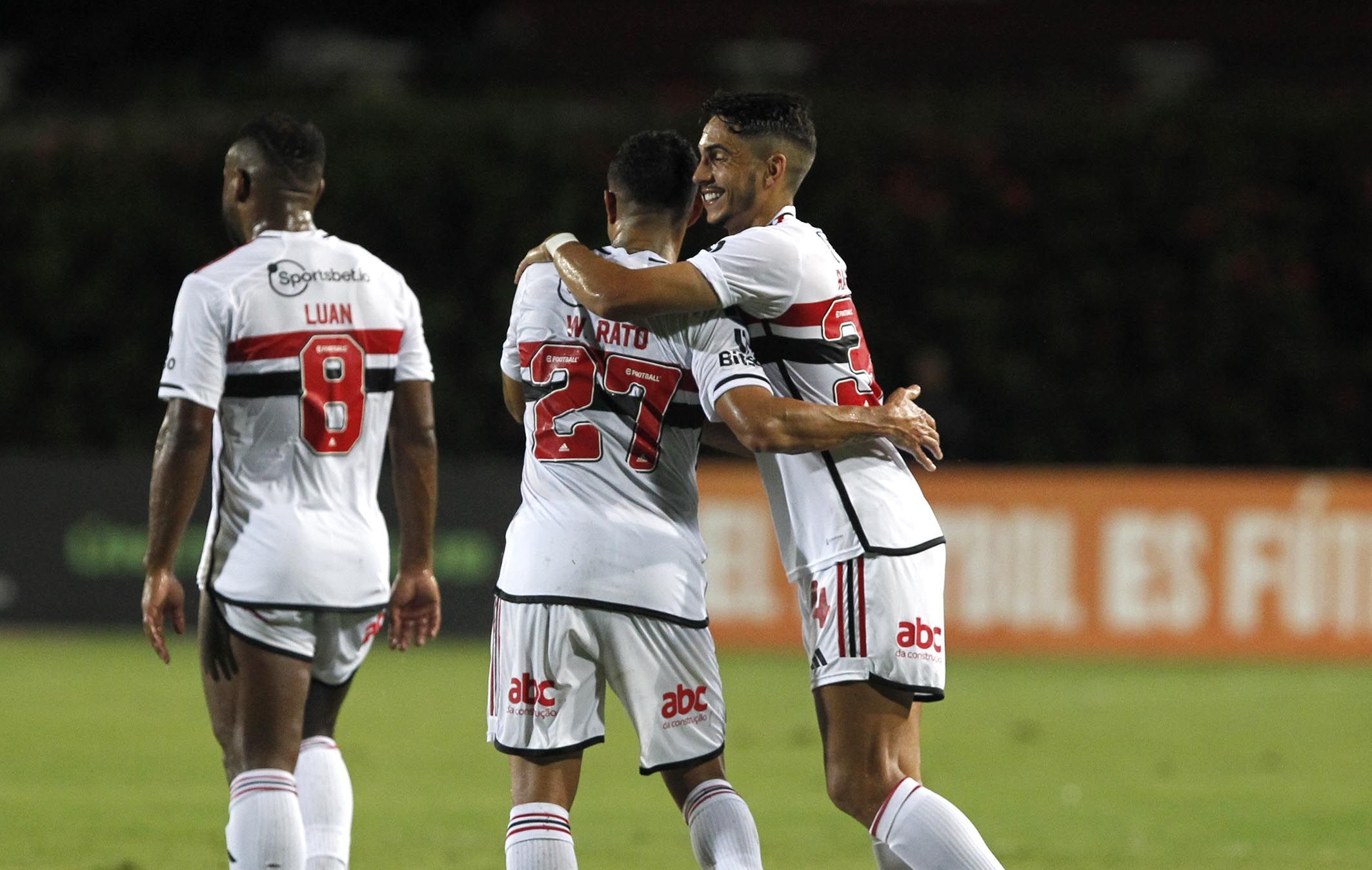 Jogadores do São Paulo comemoram o gol de Wellington Rato