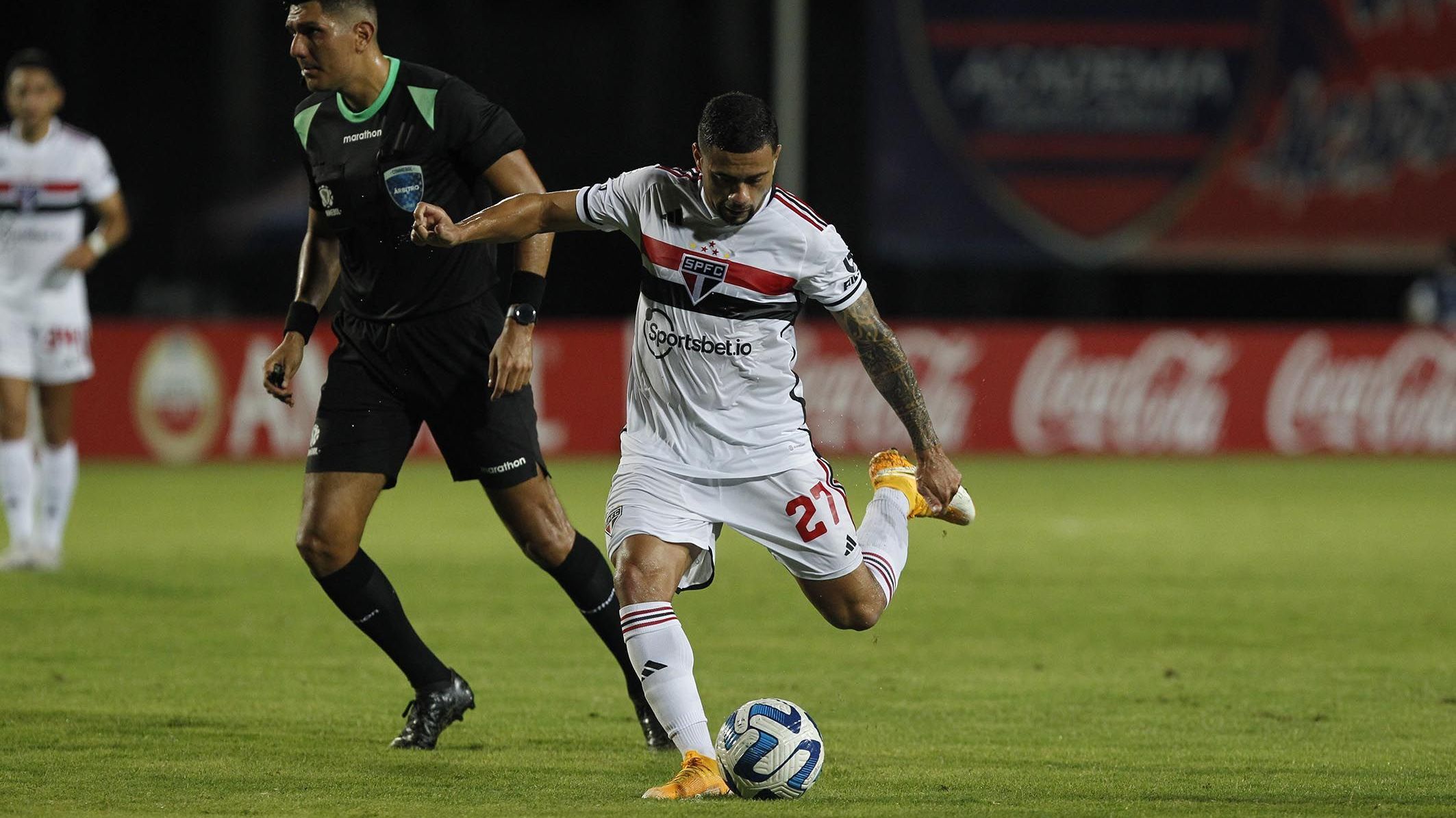 Wellington Rato na cobrança de falta que deu a vitória ao São Paulo
