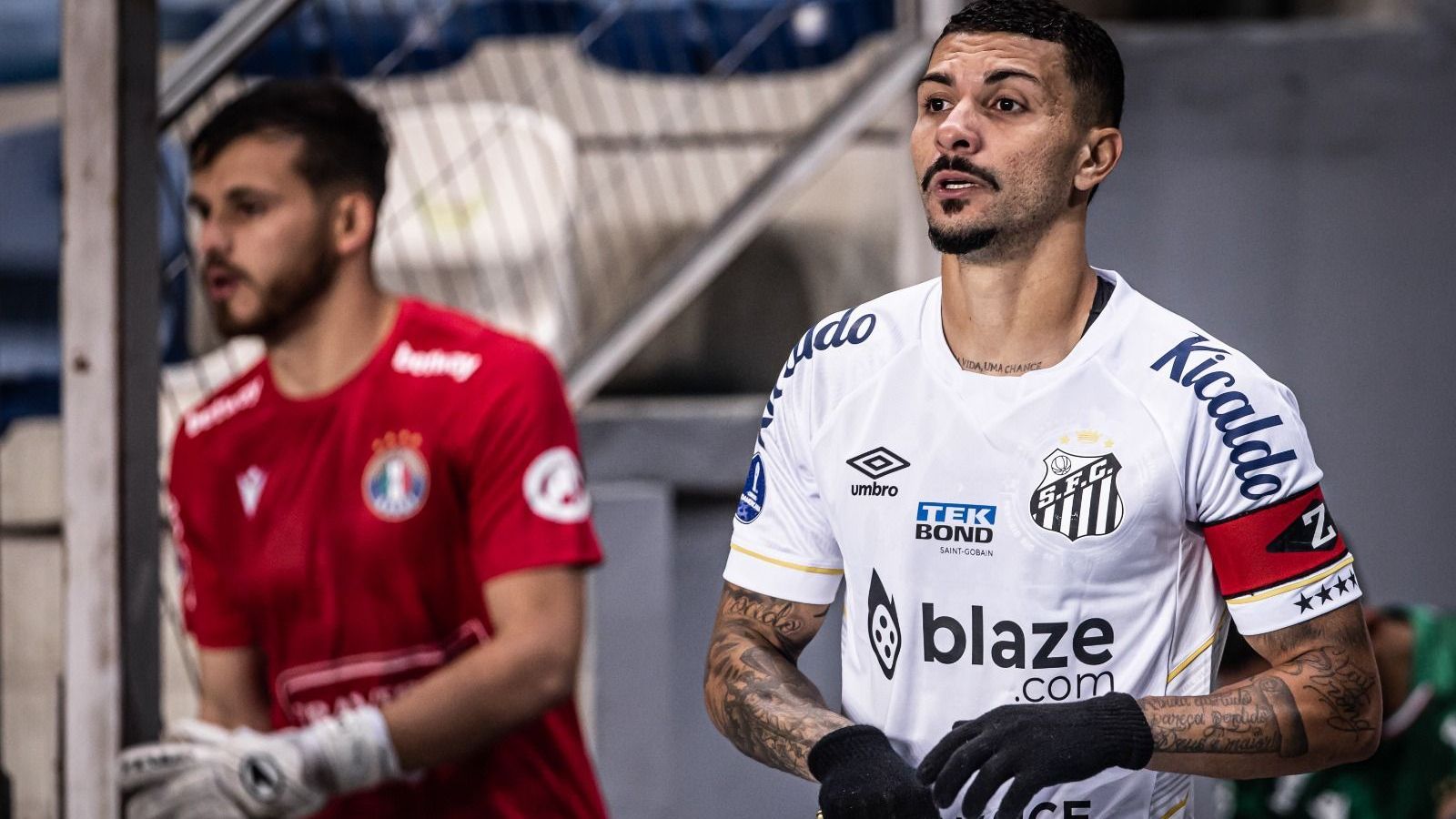 Alison foi o capitão do Santos no Chile