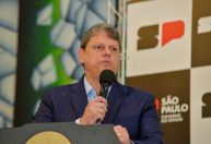 Tarcísio defende escolas cívico-militares em evento conservador