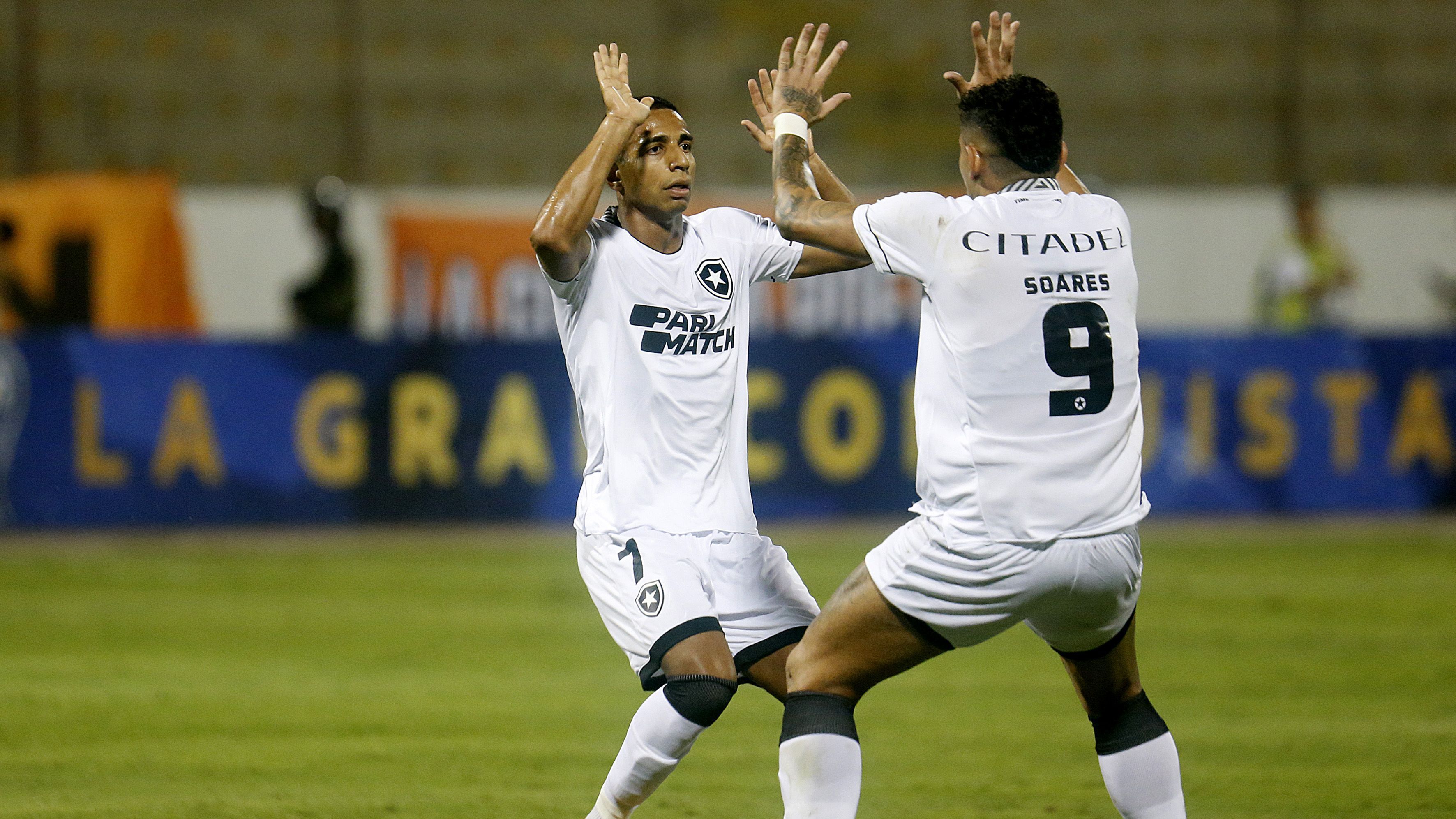 Victor Sá e Tiquinho Soares comemoram o primeiro gol do Botafogo