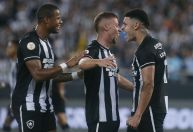 Botafogo vence mais uma, dispara na liderança e afunda América-MG no Brasileiro