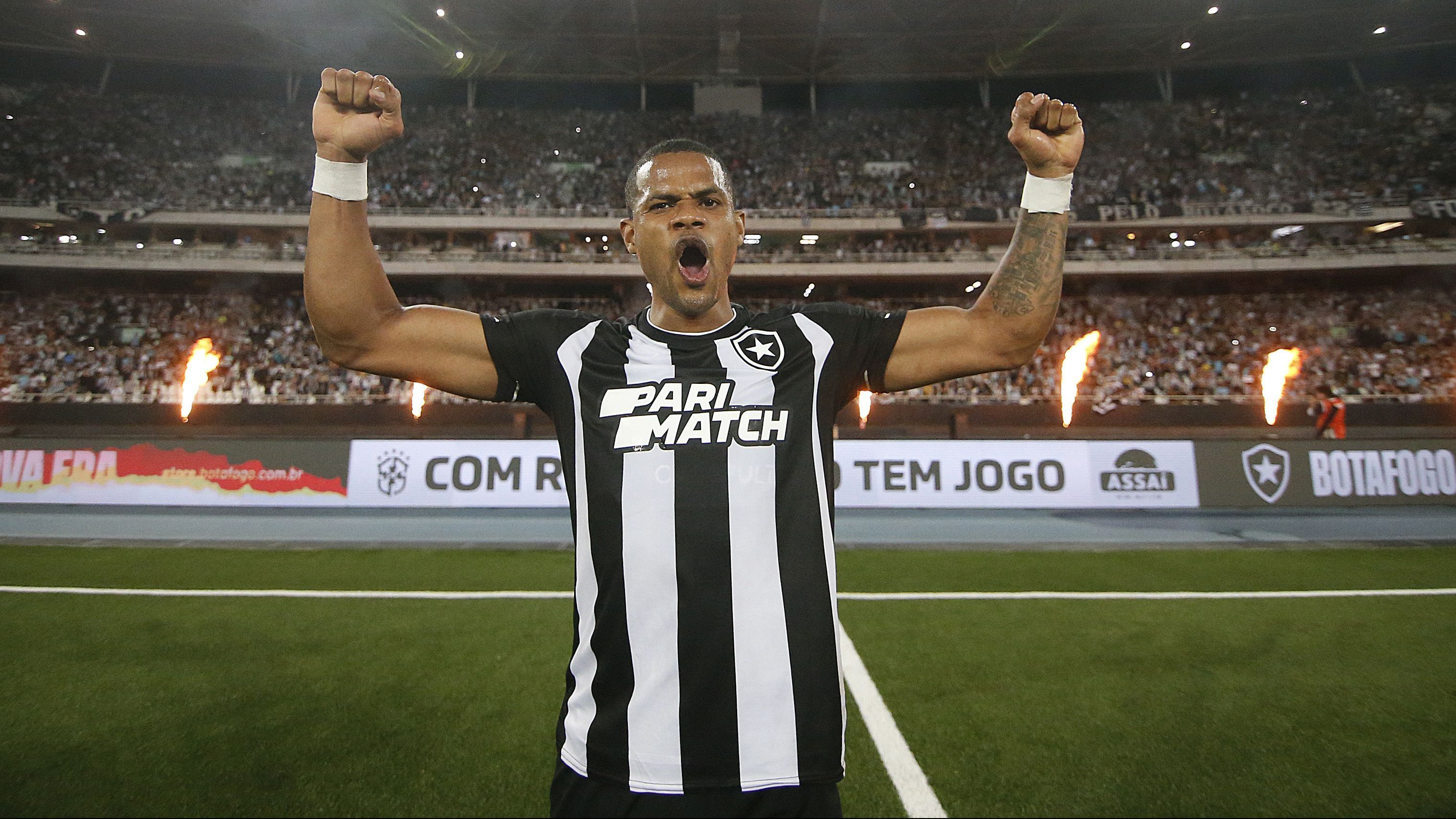 Junior Santos comemora mais uma vitória do líder Botafogo