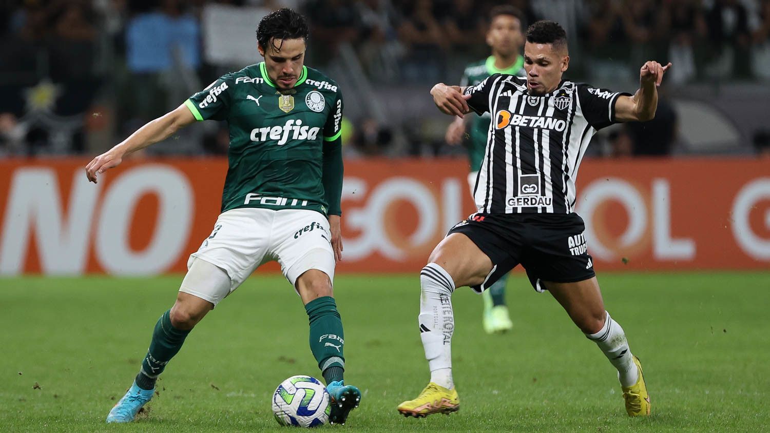 Raphael Veiga e Paulinho disputam bola no empate entre Atlético-MG e Palmeiras