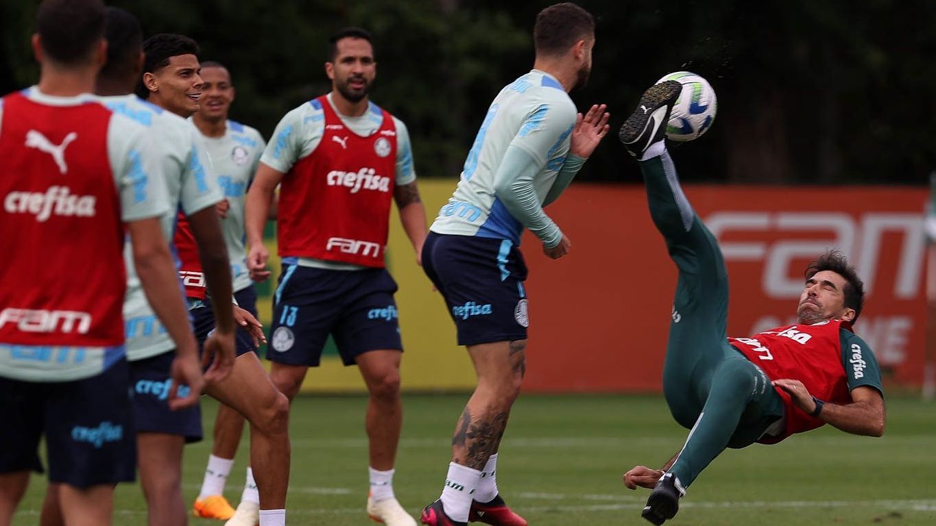 Abel Ferreira tenta bicicleta no treino do Palmeiras