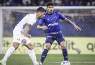 Jogador do Cruzeiro se revolta com expulsão e quebra dispenser do Mineirão; veja