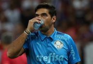 Abel Ferreira ironiza mais uma expulsão: “Vou ver de casa, tomando água com gás”; veja