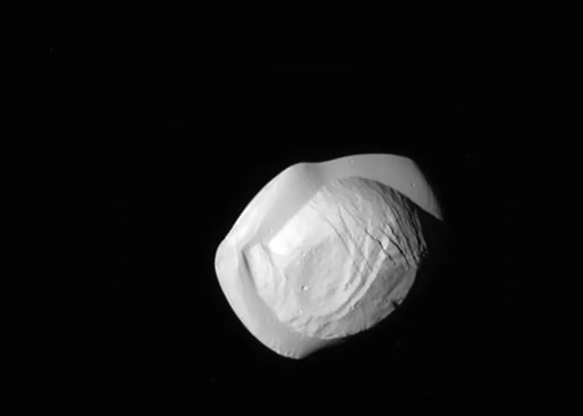 Lua de Saturno, Pan, tirada da espaçonave Cassini em 7 de março de 2017 / Reprodução: NASA/JPL/Space Science Institute via The New York Times