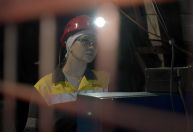 Convocação de homens para a guerra leva ucranianas para trabalho dentro das minas de carvão