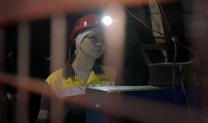 Convocação de homens para a guerra leva ucranianas para trabalho dentro das minas de carvão