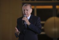 Após maior desafio da carreira política, Erdogan deve endurecer regime