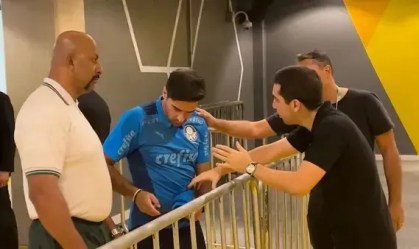 Abel Ferreira tira celular de jornalista na zona mista do Mineirão
