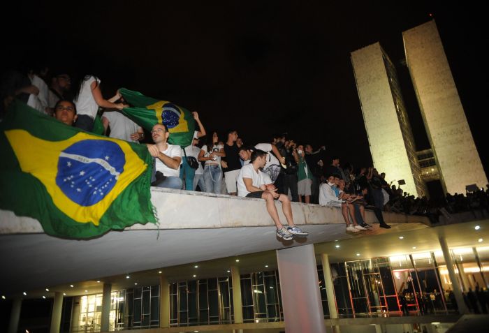 Manifestantes protestam em frente ao Congresso Nacional contra gastos na Copa, corrupção e por melhorias no transporte, na saúde e educação / Foto: José Cruz/Agência Brasil