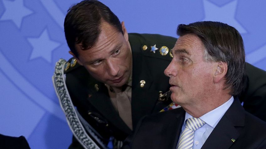 Foto de arquivo de 24/02/2021 do então presidente Jair Bolsonaro acompanhado do tenente-coronel Mauro Cid, seu ex-ajudante de ordens. • DIDA SAMPAIO/ESTADÃO CONTEÚDO