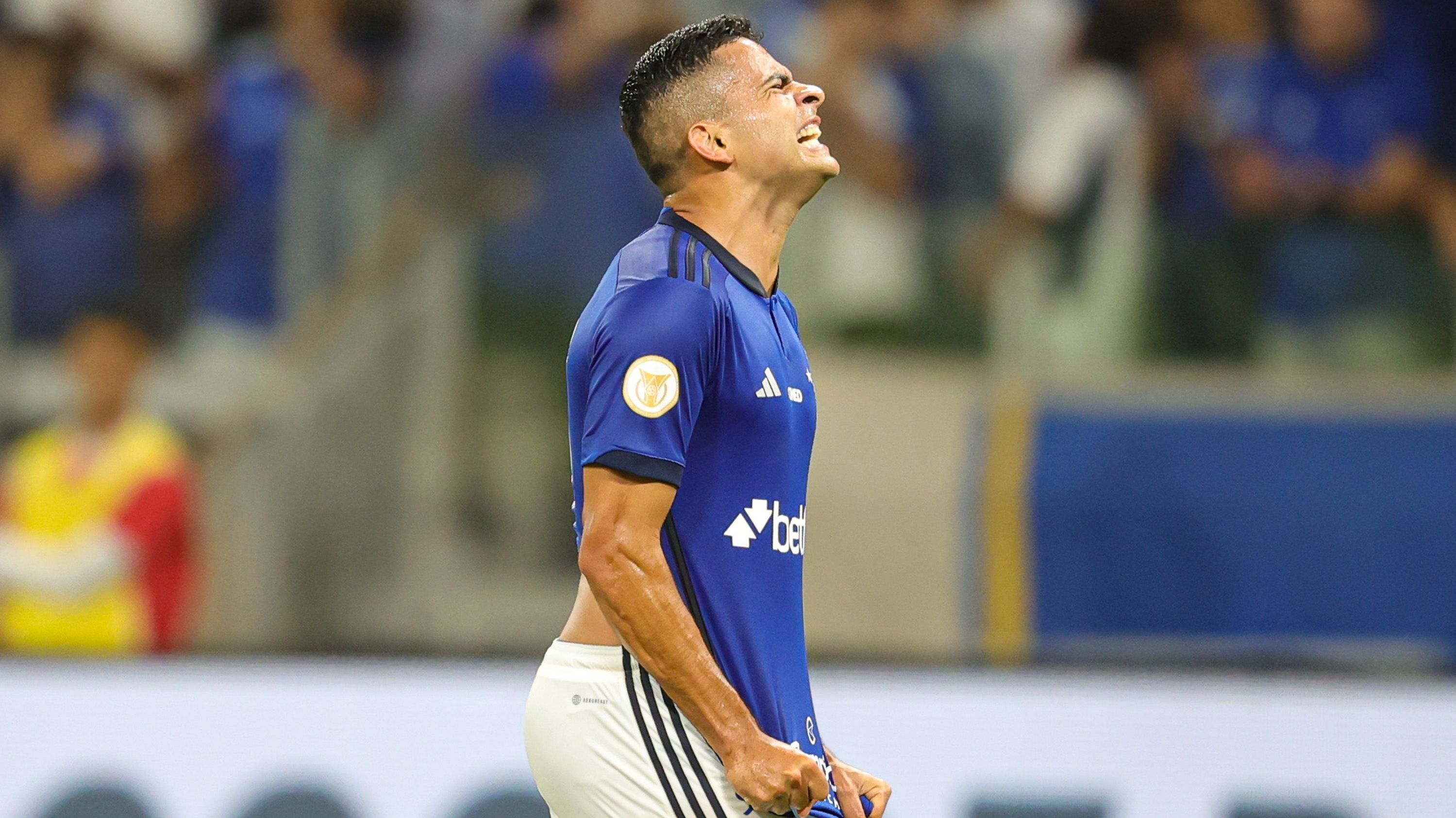 Bruno Rodrigues errou a cobrança duas vezes, brigou e chorou