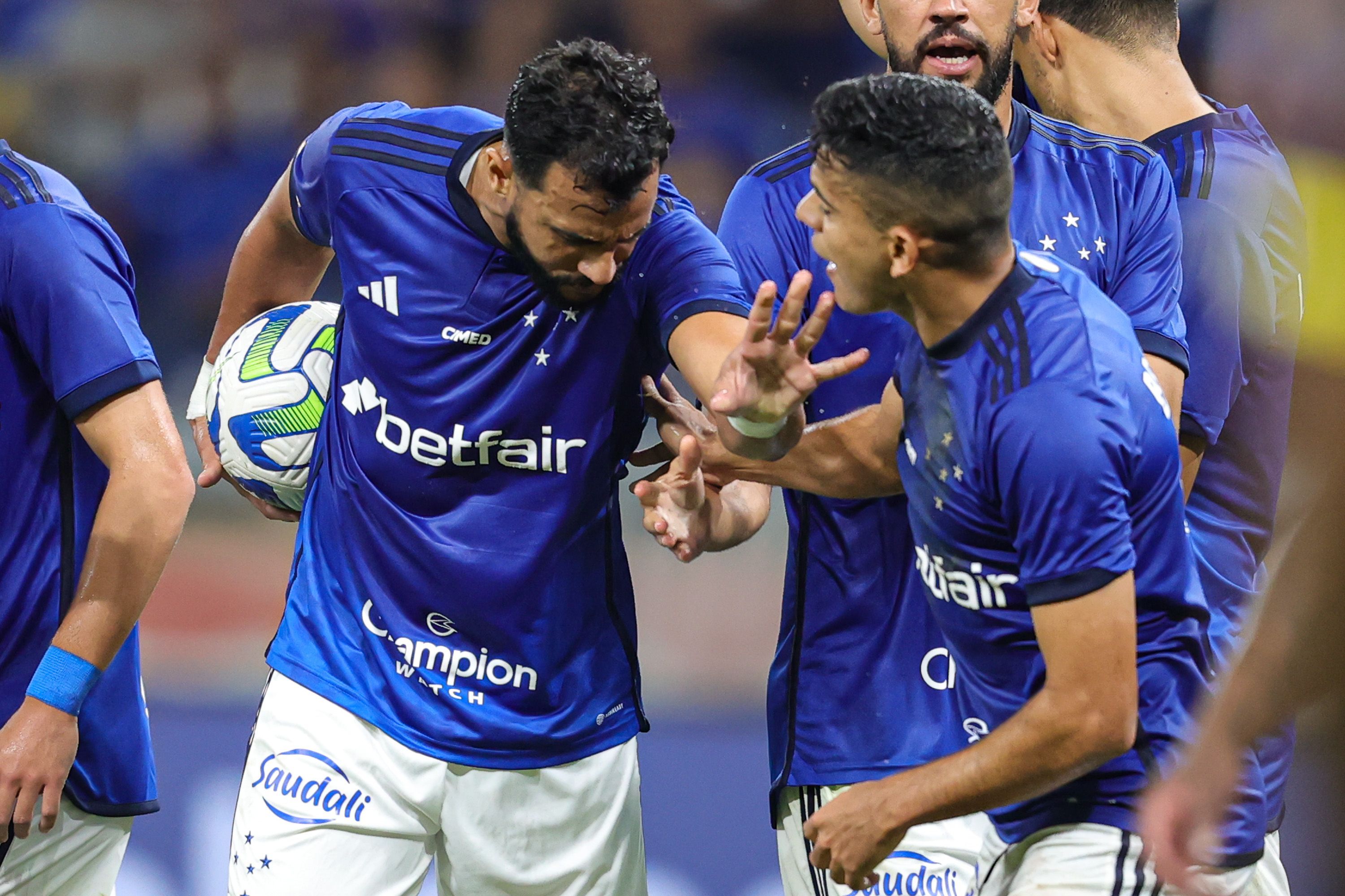 Bruno Rodrigues e Henrique Dourado discutem antes de bater pênalti em partida contra o Fluminense