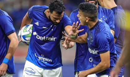 Bruno Rodrigues e Henrique Dourado discutem antes de bater pênalti em partida contra o Fluminense