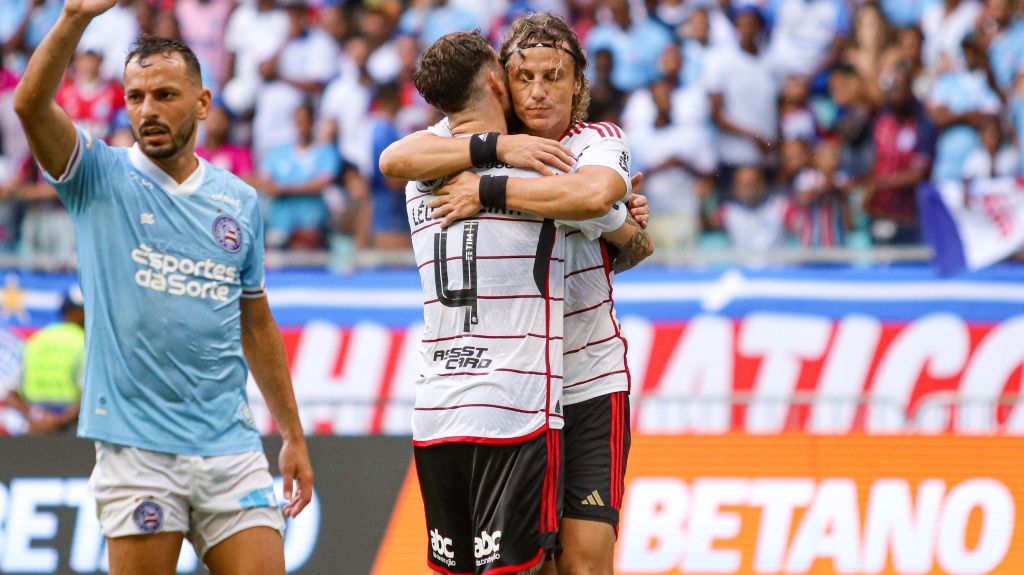 David Luiz é abraçado por Léo Pereira após marcar em Salvador