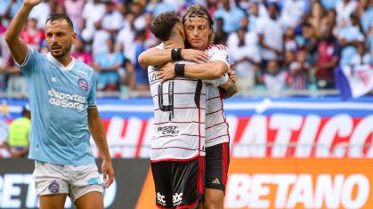 David Luiz é abraçado por Léo Pereira após marcar em Salvador