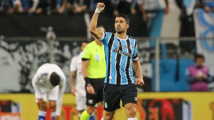 Luis Suárez comemora o golaço que marcou sobre o Cruzeiro