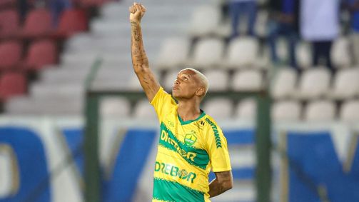 Deyverson, do Cuiabá, faz gesto contra o racismo antes de duelo com o Cruzeiro