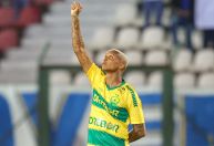 Deyverson faz gesto contra racismo, e torcida do Cruzeiro expõe faixa; veja