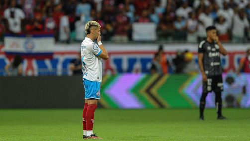 Jogadores de Bahia e Santos protestam antes da partida pela Copa do Brasil