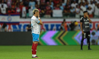 Jogadores de Bahia e Santos protestam antes da partida pela Copa do Brasil
