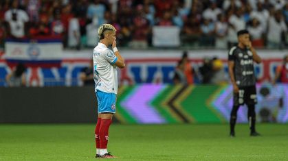 Jogadores de Bahia e Santos protestam antes da partida pela Copa do Brasil