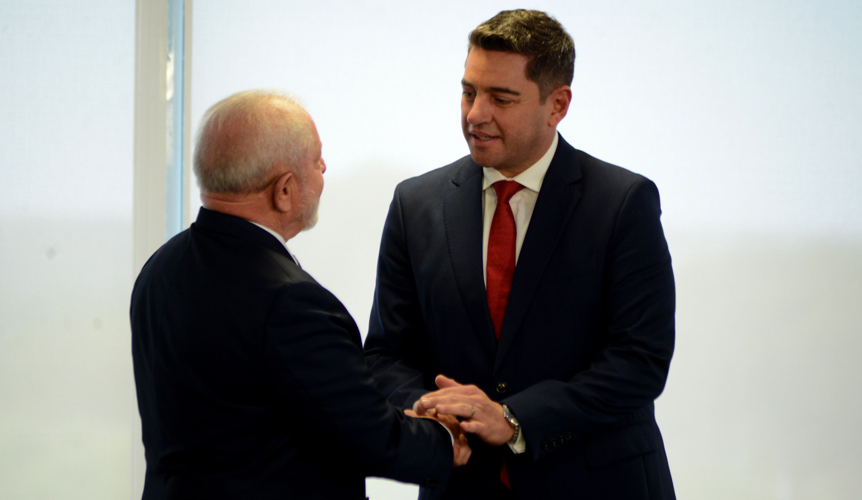 O presidente Luiz Inácio Lula da Silva (PT) recebe o presidente eleito do Paraguai, Santiago Peña