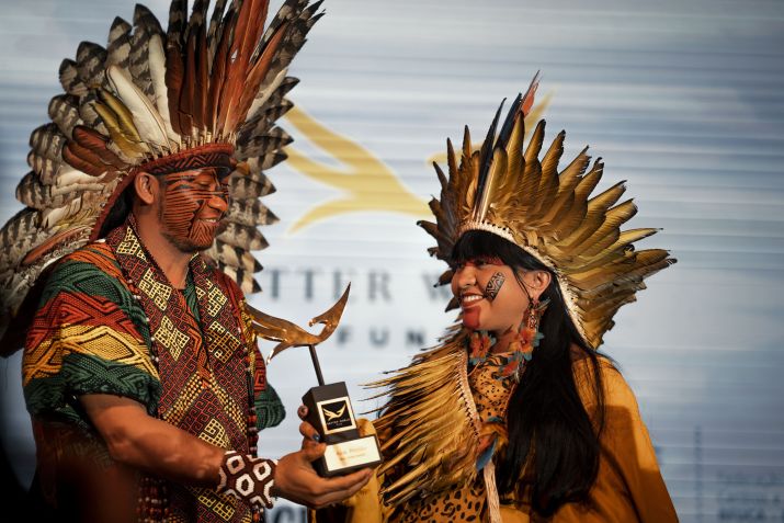Célia Xakriabá e Cacique Mapu Huni Kuī recebem prêmio que foi entregue a Alok. Foto: Divulgação/Alok