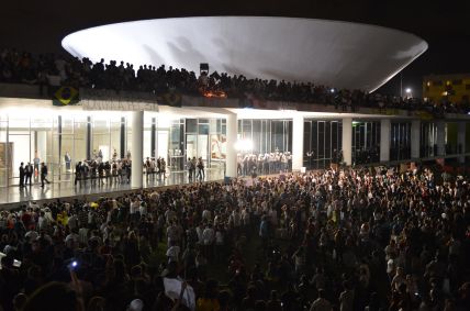 Manifestantes protestam em frente ao Congresso Nacional contra gastos na Copa, corrupção e por melhorias no transporte, na saúde e educação