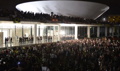 Manifestantes protestam em frente ao Congresso Nacional contra gastos na Copa, corrupção e por melhorias no transporte, na saúde e educação