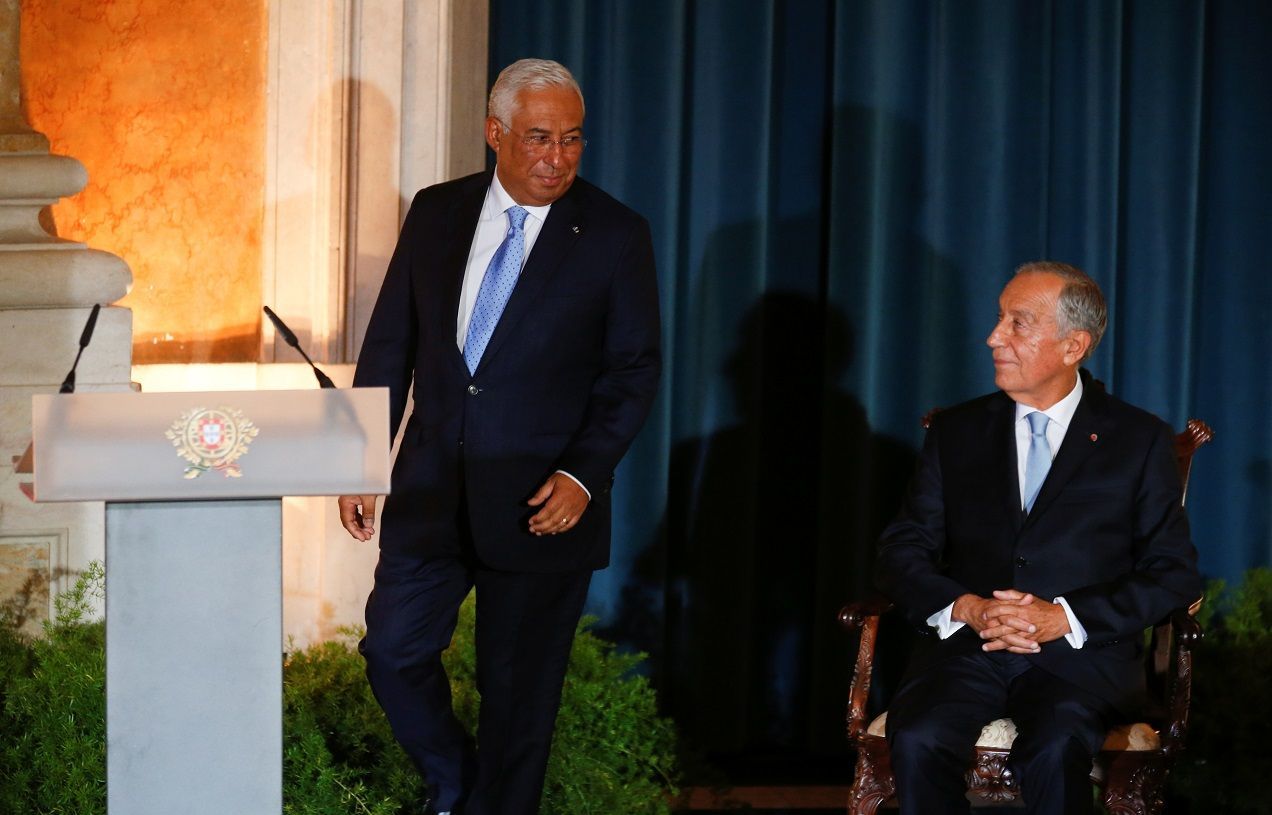 Primeiro-ministro de Portugal, António Costa, ao lado do presidente do país, Marcelo Rebelo de Sousa, durante cerimônia em Lisboa