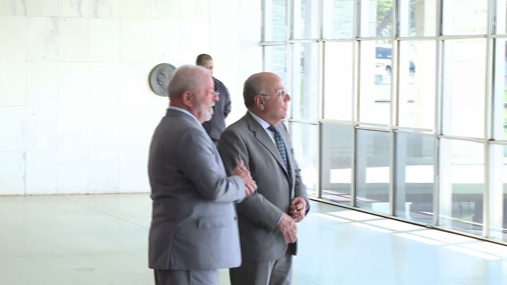 Presidente Luiz Inácio Lula da Silva (PT) com o chanceler Mauro Vieira no Palácio Itamaraty, nesta terça-feira (2).