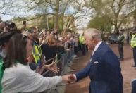 Na véspera da coroação, Charles III cumprimenta simpatizantes na saída do Palácio de Buckingham