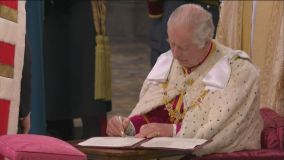Na segunda etapa da cerimônia de coroação dentro da Abadia de Westminster, o Rei Charles III realizou juramentos sobre o reinado e a bíblia