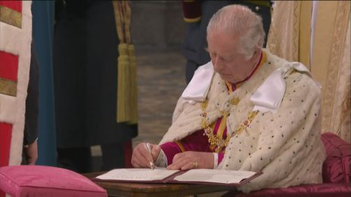 Na segunda etapa da cerimônia de coroação dentro da Abadia de Westminster, o Rei Charles III realizou juramentos sobre o reinado e a bíblia