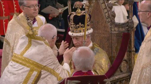 Rei Charles III é coroado na Abadia de Westminster