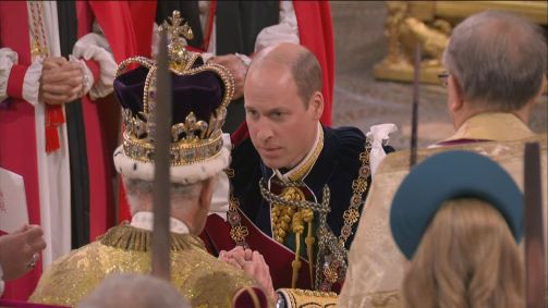 Príncipe William presta homenagem durante coroação do rei Charles III