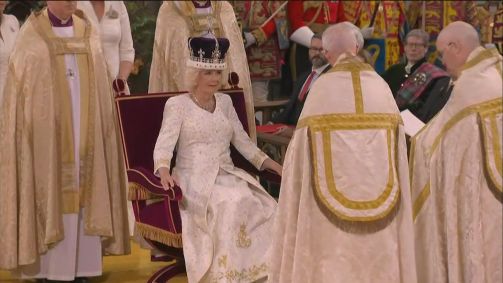 Rainha Camilla eh coroada