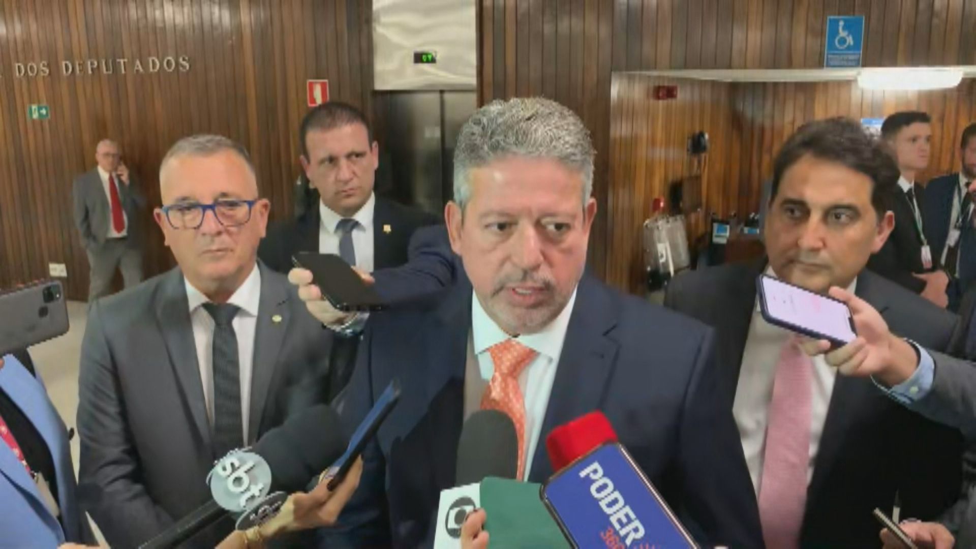 Presidente da Câmara Arthur Lira fala com imprensa em Brasília