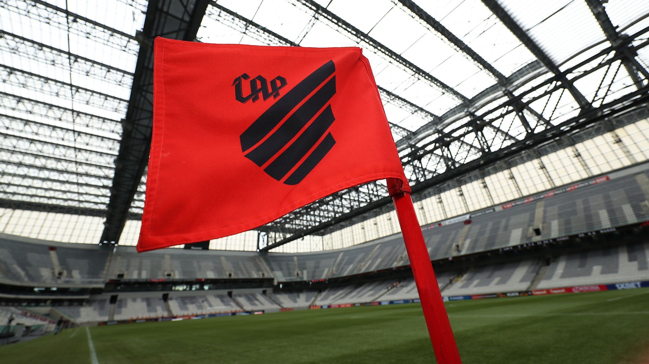 Athletico-PR demite dois jogadores envolvidos com apostador