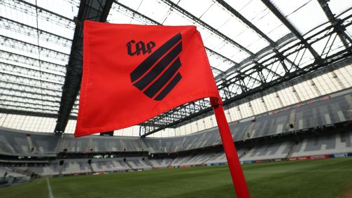 Athletico-PR demite dois jogadores envolvidos com apostador