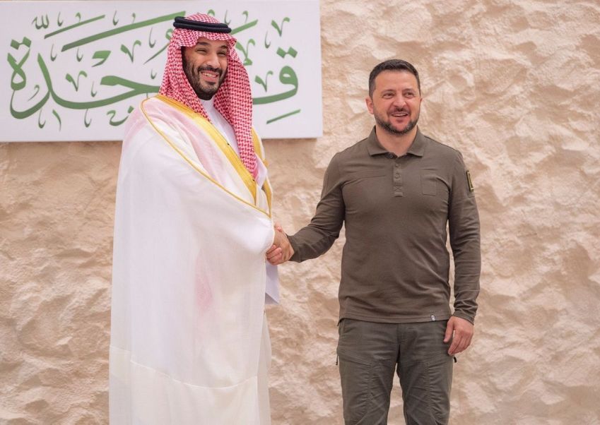 O príncipe Mohammed bin Salman recebeu Volodymyr Zelenskyy em Jeddah para a cúpula árabe / Bandar Aljaloud / Royal Court of Saudi Arabia / Handout/Anadolu Agency via Getty Images
