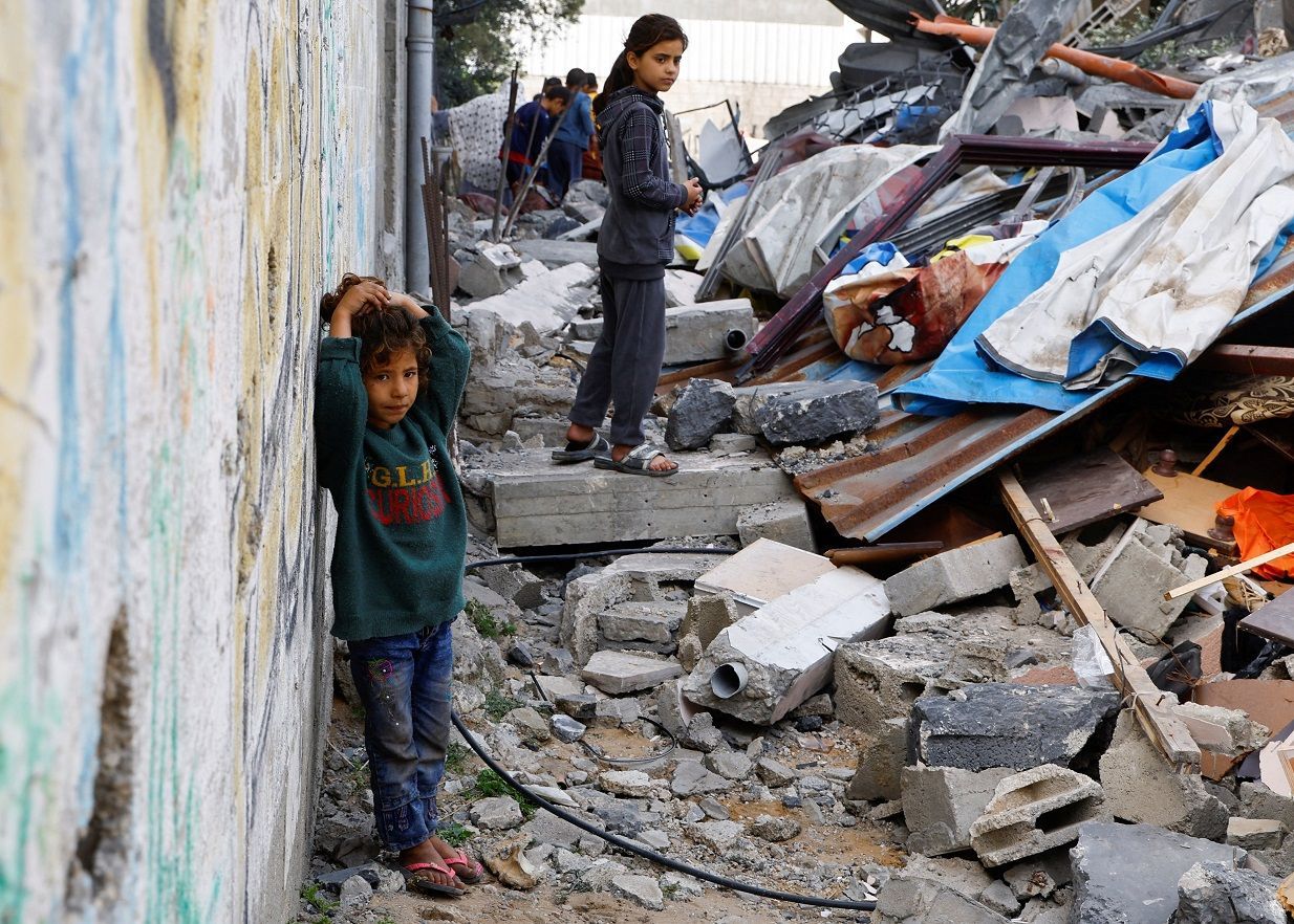 Crianças repousam sobre escombros após ataque israelense no norte da Faixa de Gaza